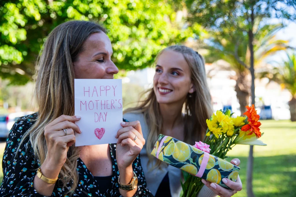 daughter surprises mother on mother s day and give 2025 03 10 02 10 48 utc 11zon